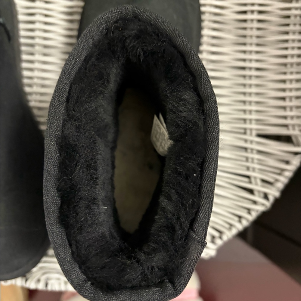 UGG Classic Mini Boots – Black – Women’s Size 8 - Picture 2 of 4